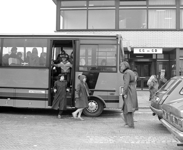 883294 Afbeelding van schoolkinderen die per autobus aankomen voor een medische controle in de wijkpost van de G.G. en ...